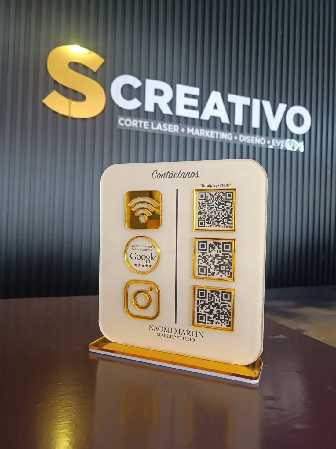 Soporte de mesa con códigos QR en acrílico
